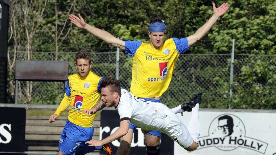 Det var ikke altid lige smukt, da FC Hjørring kæmpede for livsvigtige point i lokalopgøret mod Hobro. Foto: Michael Bygballe <i>Michael Bygballe</i>