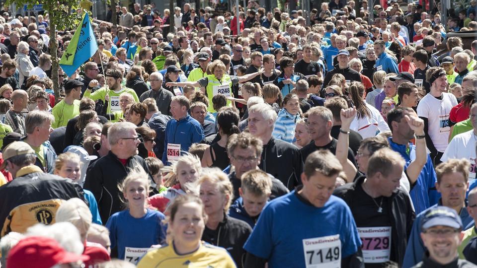 Der var igen trængsel i startområdet ved det 27. Grundlovsløb i Hjørring. Foto: Peter Broen
. <i>Peter Broen</i>