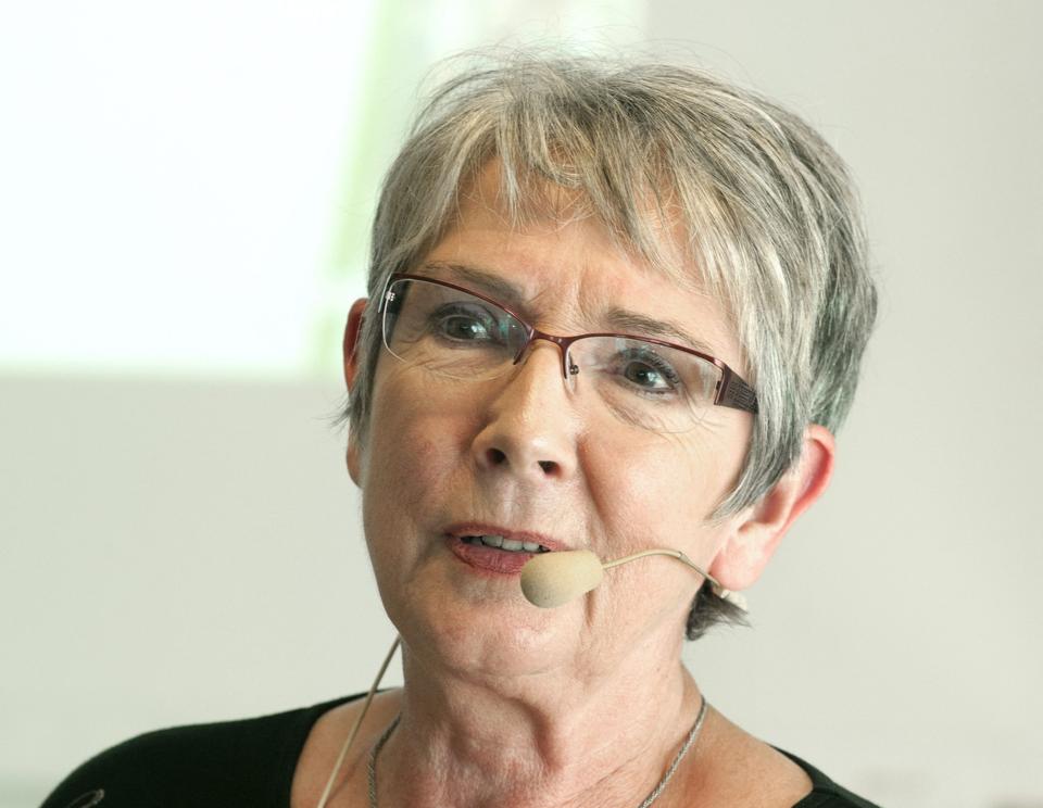 Lene Hansen uddeler handicapprisen.