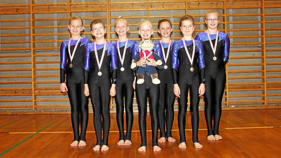 De dygtige minipiger fra Springteam Nordjylland forbedrede 4. pladsen fra den indledende runde, og så var der bronzemedaljer Foto: Åse Bakland <i>Åse Bakland</i>