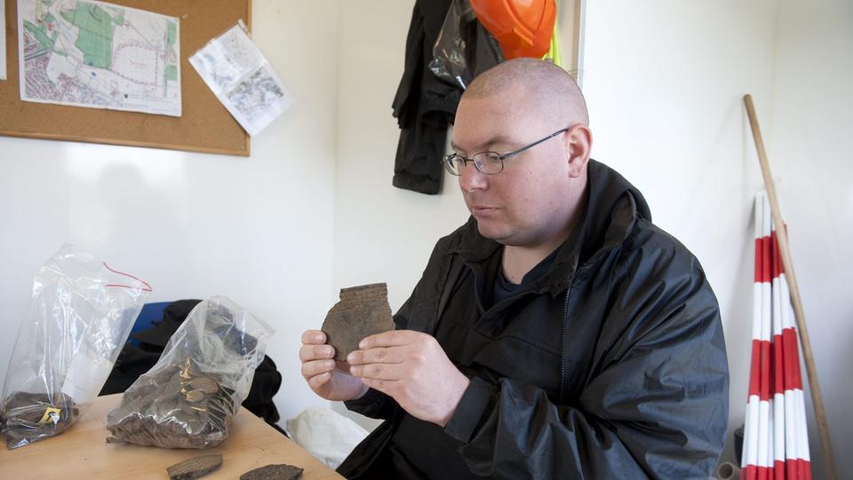 Arkæolog Niels Henrik Konstantin Hansen med nogle af de mange skår. Foto: Hans Ravn <i>Hans Ravn</i>