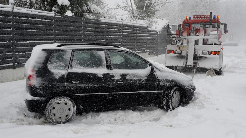 Falck og Dansk Autohjælp måtte hjælpe mange med at komme fri af sneen. Arkivfoto. <i>Peter Mørk</i>