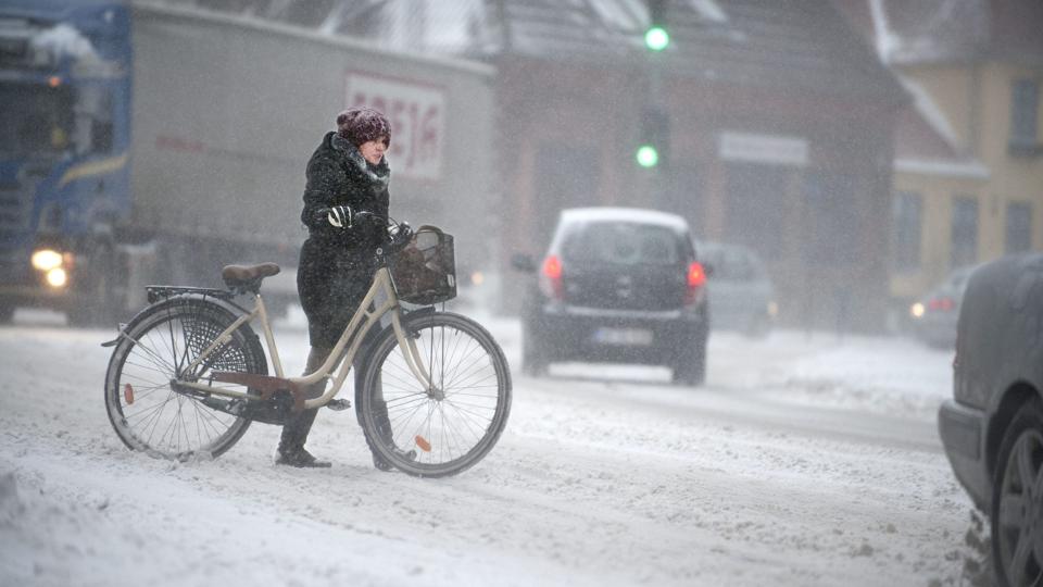 Også avisbudene har svært ved at komme frem i sneen, og derfor er Nordjyske Stiftstidende forsinket lørdag. Arkivfoto. <i>Foto: Torben Hansen</i>