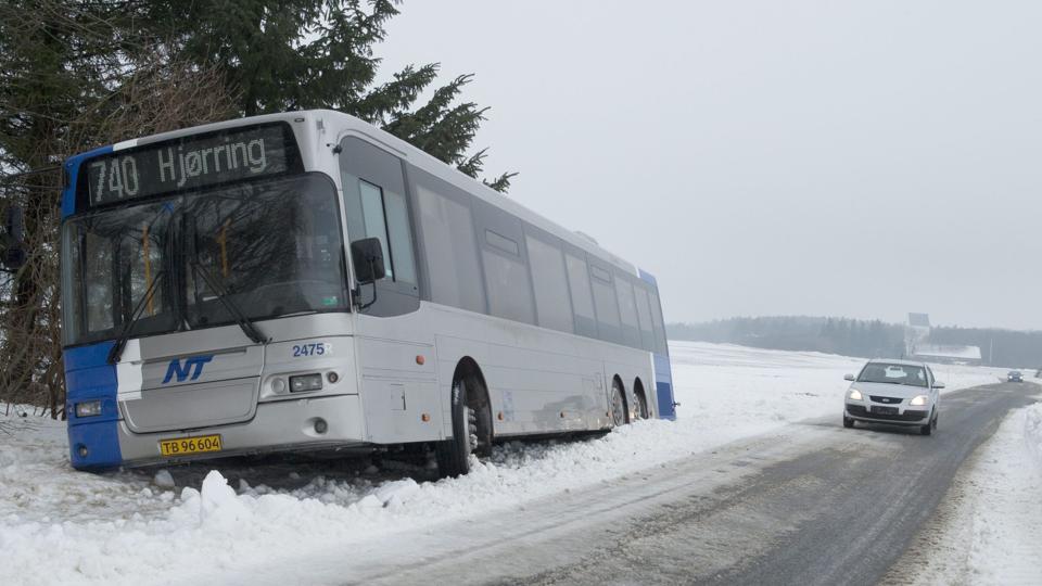 Flere busser blev forsinkede eller helt aflyst. Her er en bus på afveje på Grønne Klitvej nær Skallerup kirke.

Foto Henrik Louis