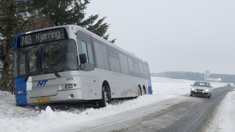 Flere busser blev forsinkede eller helt aflyst. Her er en bus på afveje på Grønne Klitvej nær Skallerup kirke.
Foto Henrik Louis