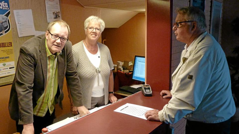 Henrik Baloo Andersen får i år hjælp af Anni Olesen til billetsalget. Og så må Finn Olesen op med læderet, hvis han vil ind og se Hjørring Revy 2012.