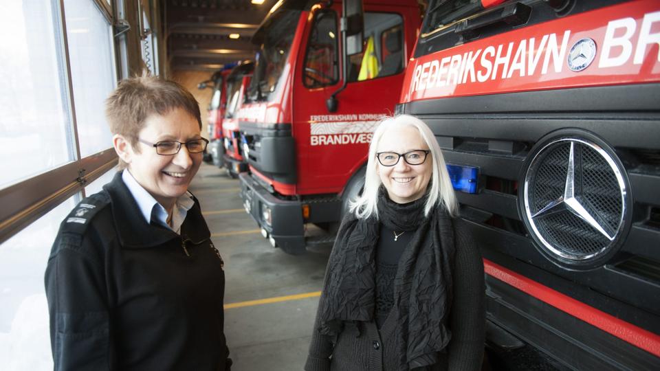 Viceberedskabsinspektør Elly Olsen og udviklingsmedarbejder Laila Andersen, er stolte af at modtage årets Virksomhedspris 2012. Foto: Kurt Bering <i>Kurt Bering</i>