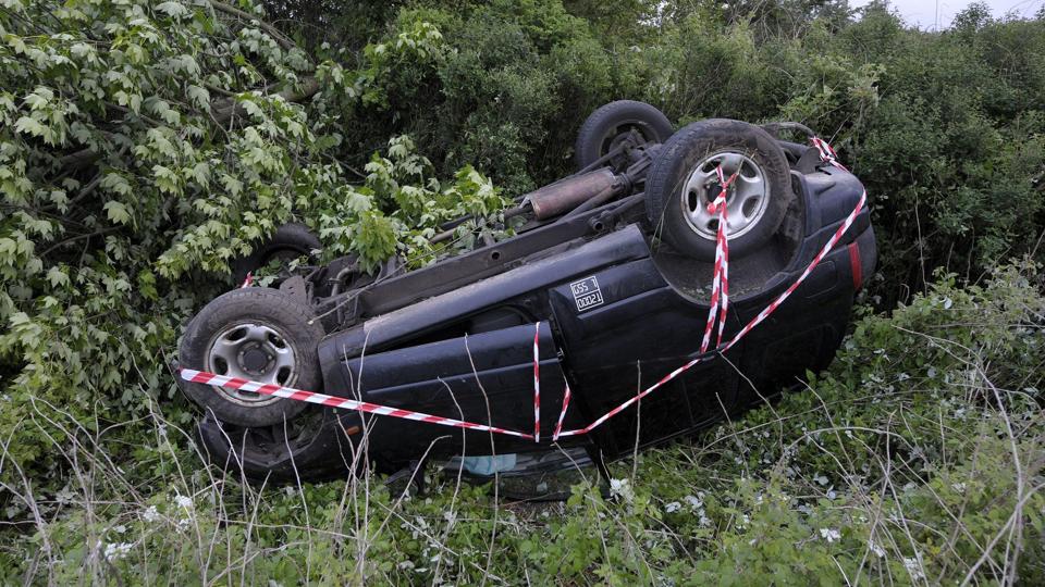 Bilen væltede, da bilisten mistede herredømmet over køretøjet i Tingskoven. Foto: Michael Bygballe <i>Michael Bygballe</i>