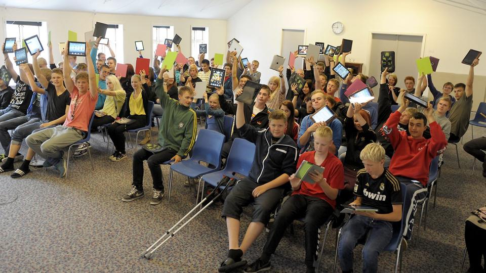 Eleverne på Sjørringvold Efterskole fik onsdag deres iPads i hånden for første gang. Når de har gennemført skoleåret, er iPad’en deres.Foto: Peter Mørk <i>Foto: Peter Mørk</i>