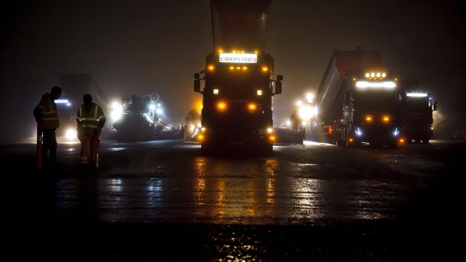 Otte asfaltudlæggere, 15 tromler og 26 lastbiler skal der til for at lægge ny asfalt på 2350 meter hovedbane i Aalborg Lufthavn. Foto: Martin Damgård