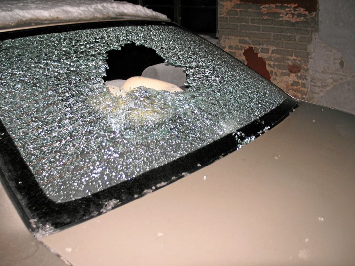 Et kedeligt syn mødte bilejeren fredag morgen - en mokai-flaske var kastet gennem bagruden på bilen.	 Privatfoto