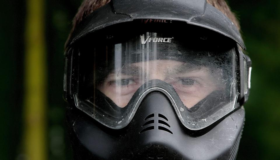 Masker er påkrævet under en paintballkamp og derfor en naturlig del af sikkerhedsudstyret.Arkivfoto: Klaus Madsen <i>Pressefotograf Klaus Madsen</i>