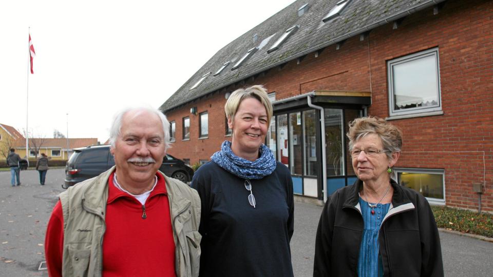 Tre, der står sammen om fællesskabet i Biersted Aktivitetscenter, er Henning Larsen, Kirsten Thorhauge og Grethe Dragsbæk. Arkivfoto: Michael Christiansen.