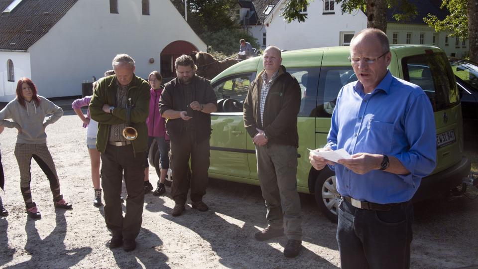 Lars Møller åbnede Tour de Skæve-Sæby, som kun samlede halvt så mange deltagere som forventet. Udgifterne blev derfor mere mindre end de ansøgte 31.000 kroner, som økonomiudvalget sloges om. <i>Kurt Bering</i>