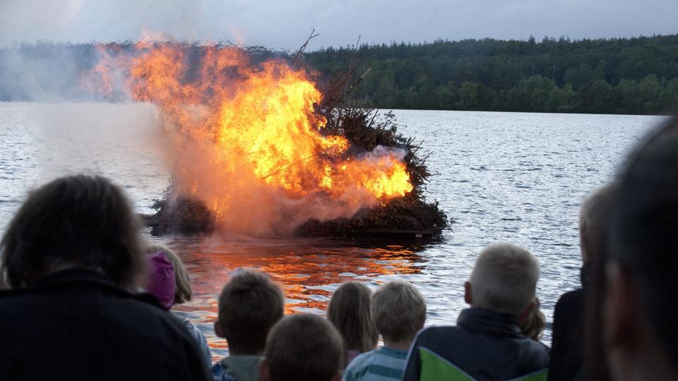 En flåde af stål skal holde sankthansbålet flydende, mens det brænder på Vestre Fjord. Foto er fra sankthans ved Økssø sidste år. Arkivfoto: Grete Dahl <i>Grete Dahl</i>