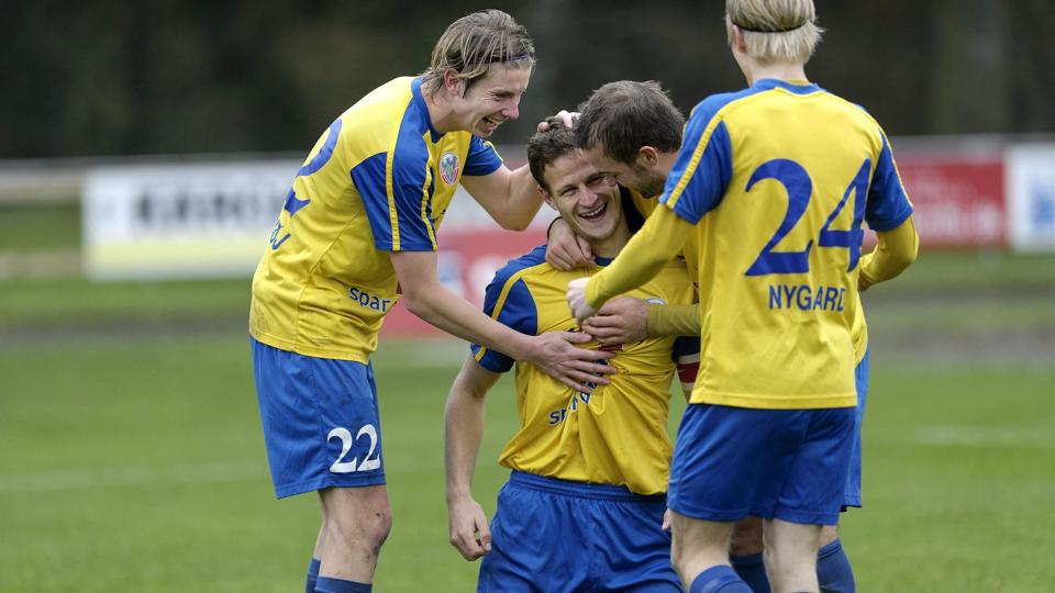 Mads Justesen (med nummer 13) bliver tiljublet af holdkammeraterne efter endnu en scoring i denne sæson. Foto: Henrik Bo <i>Foto: Henrik Bo</i>