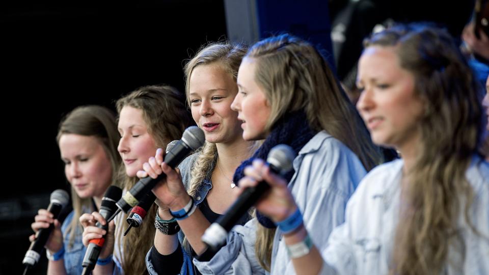 Mariagerfjord Pigekor spreder julestemning i fjordkommunens hovedbyer i weekenden 15.-16. december. Arkivfoto: Henrik Bo <i>Foto: Henrik Bo</i>