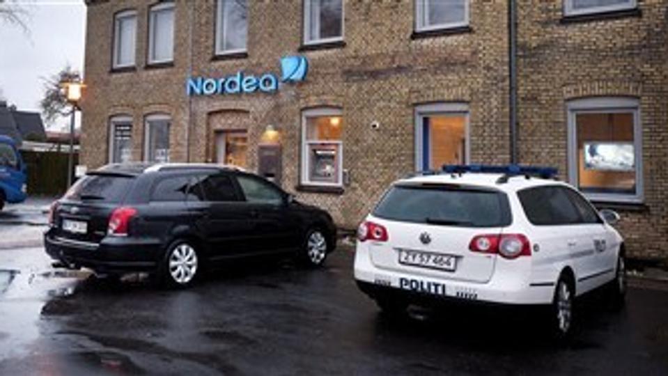 Politiet var hurtigt på stedet, men røverne fra Nordeafilialen i Hals var pist væk. Foto: Torben Hansen