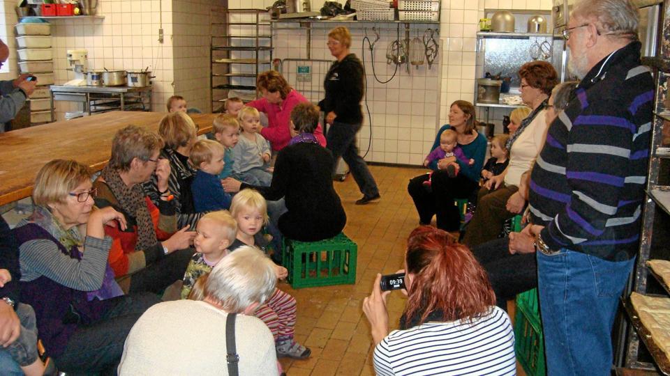 15 børn har vært på besøg hos Vestergades Bageri.Privatfoto