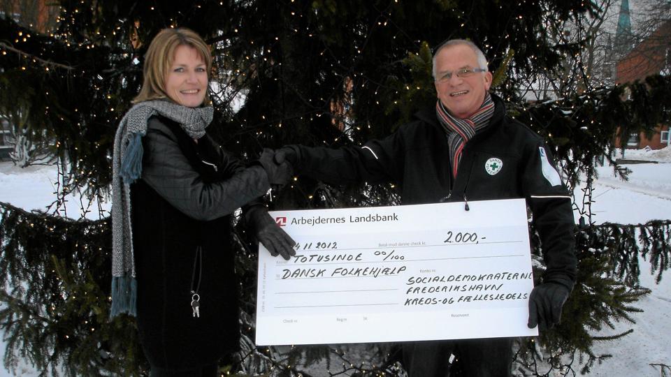 Borgmesterkandidat Birgit Hansen overrakte forleden en check til Henning Olesen, kasserer i Dansk Folkehjælp. Privatfoto