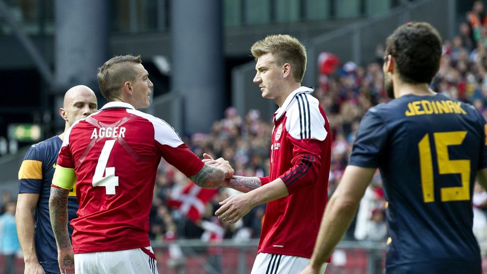Daniel Agger har her scoret på straffe til 1-0 for Danmark og lykønskes af Nicklas Bendtner. Foto: Scanpix <i>Scanpix Danmark</i>