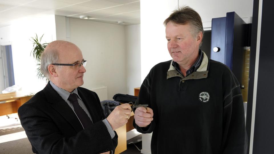 For næsten et år siden fik formanden for borgerforeningen, Mads Krarup (t.h.), nøglerne af direktør Poul Damgård fra Sparekassen ?Himmerland. Arkivfoto: Michael Bygballe <i>Michael Bygballe</i>