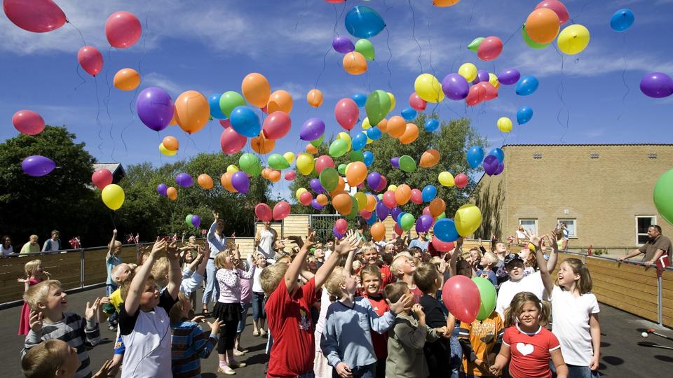 Hedeboskolen lukker snart, men hvad skal der ske med service- og rengøringspersonalet efter sommerferien? De ansatte ved det ikke.