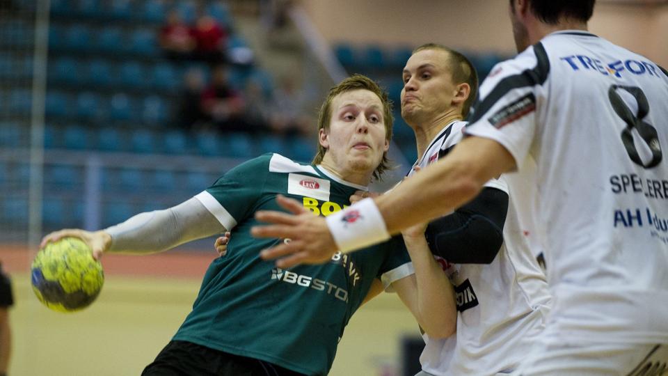 Den nordjyske håndboldspiller Rasmus Carlsen (i grøn trøje) er kommet i modvind i sin klub, Viborg HK.Foto: Scanpix <i>Scanpix Denmark</i>