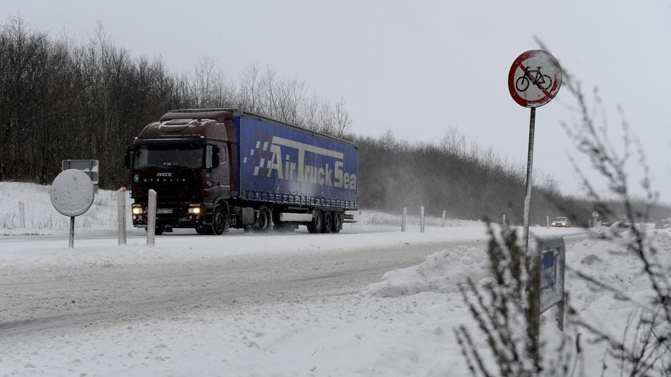 Snevejret har ført til en masse uheld, der har givet arbejde til Falck og Dansk Autohjælp. Foto Michael Koch <i>Foto: Peter Mørk</i>