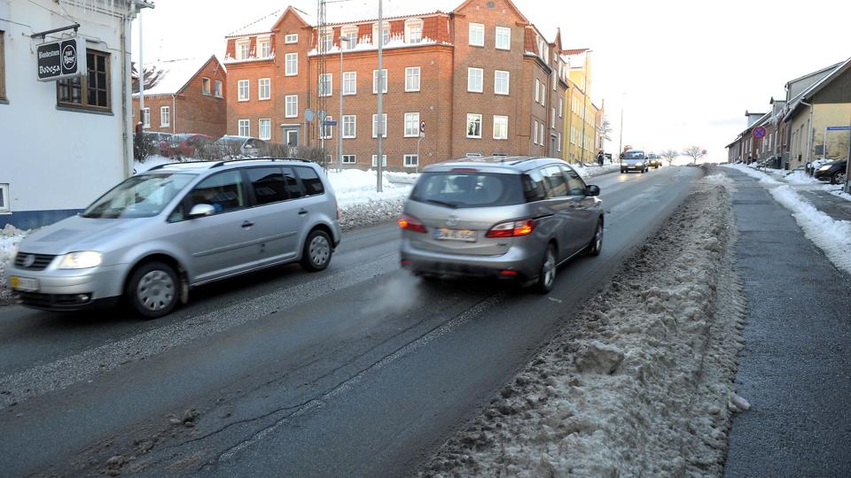 Østerbakken er en hovedfærdselsåre gennem Thisted - og en af de strækninger, hvor asfalten bære præg af at være godt brugt.Foto: Peter Mørk <i>Foto: Peter Mørk</i>