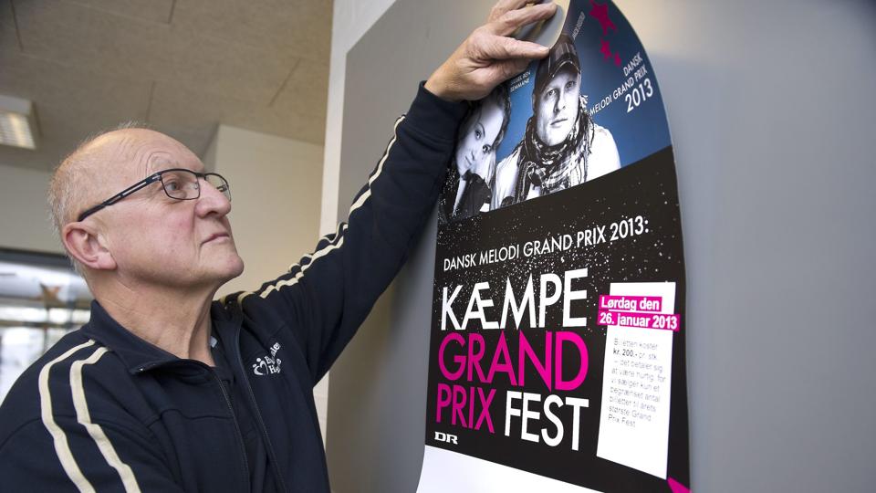 Halinspektør Christian Brønden pillede tirsdag plakaterne med Grand Prix-showet i Brønderslev ned. Festen er aflyst. Brønderslev Handel er sikret at få et indskud på 125.000 kroner retur. Tilbage er en del andre udgifter, som endnu ikke er opgjort. Foto: Hans Ravn <i>Hans Ravn</i>