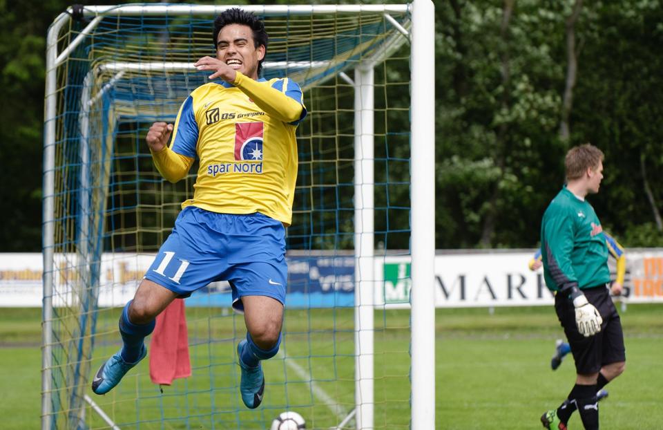 Danilo Arrieta fejrer en scoring på Hobro Stadion. Nu vender angriberen måske hjem. <i>Foto: Henrik Bo</i>