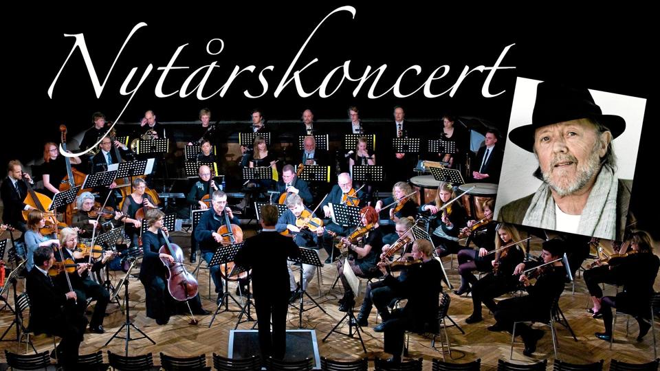 Poul Dissing går ved nytårskoncerten i Aabybro på scenen til akkompagnement af Orkester Midtvest. Arkivfoto