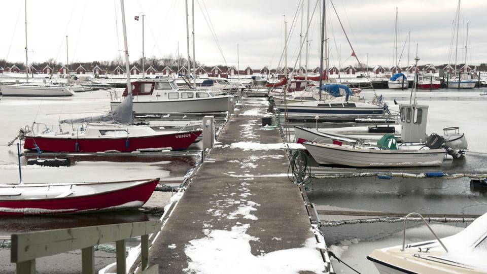 Der er 100 ledige bådepladser i de kommunale lystbådehavne. Alligevel vil kommunen bruge to mio. kr. på at reparere gamle bådebroer og den prioritering forstår Frode Thule Jensen ikke. Foto: Kurt Bering <i>Kurt Bering</i>