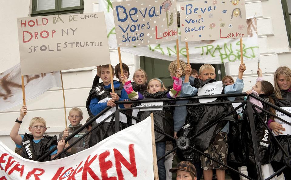 I to omgange har ændringer af skolestrukturen medført mange protester - og mange skolelukninger i Hjørring Kommune. Nu fyres der igen op under debatten. <i>Arkivfoto: Kim Dahl Hansen</i>