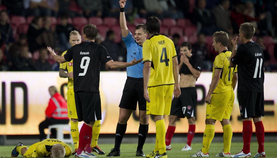 Morten 'Duncan' Rasmussen så rødt for FC Midtjylland. Han var sekunder forinden blevet præsenteret for et gult kort, og episoden skabte store protester. Foto: Scanpix <i>Scanpix Denmark</i>