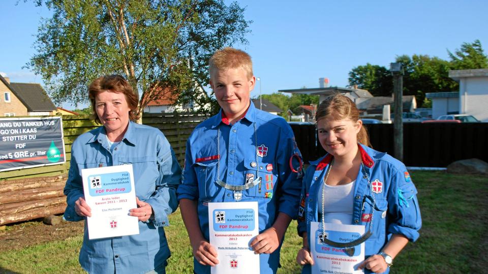 Kammeratskabskæden er tildelt årets FDF’ere Lotte Kok Christiansen og Mads Kirkebak Petersen, mens Elke Mortensen er udnævnt til årets leder.