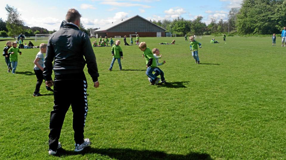 Der blev gået friskt til spillet på Skjolds baner til børnecup’en 2012 - den første af slagsen. Privatfoto.
