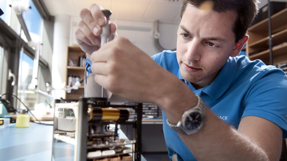 Softwarespecialist Johan De Claville Christiansen fra Gomspace arbejder med luftbremsen til satellitter.Foto: Torben Hansen <i>Foto: Torben Hansen</i>