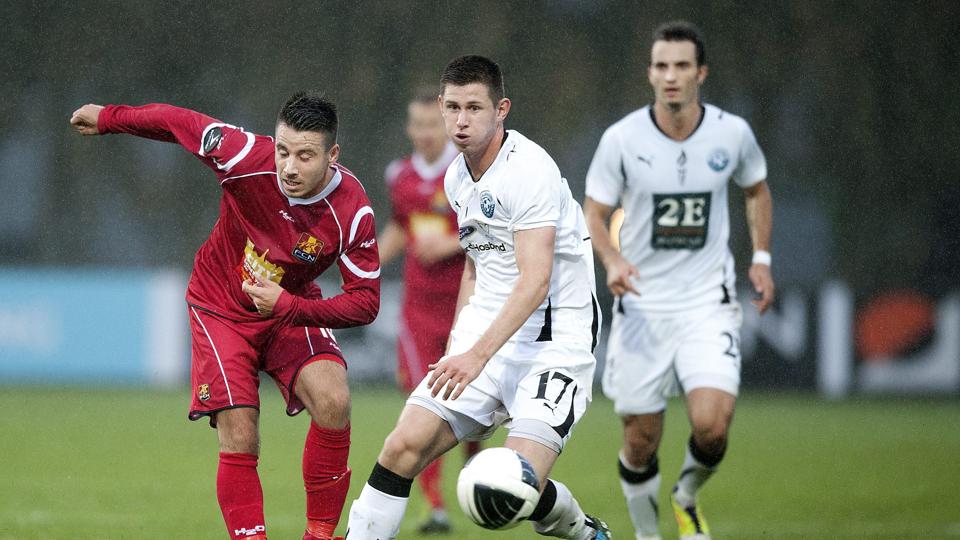 Calum Butcher (i hvidt) er et varmt emne i AaB. Her er forsvareren i kamp mod FC Nordsjælland i pokalturneringen. Foto: Torben Hansen Torben Hansen <i>Foto: Torben Hansen</i>