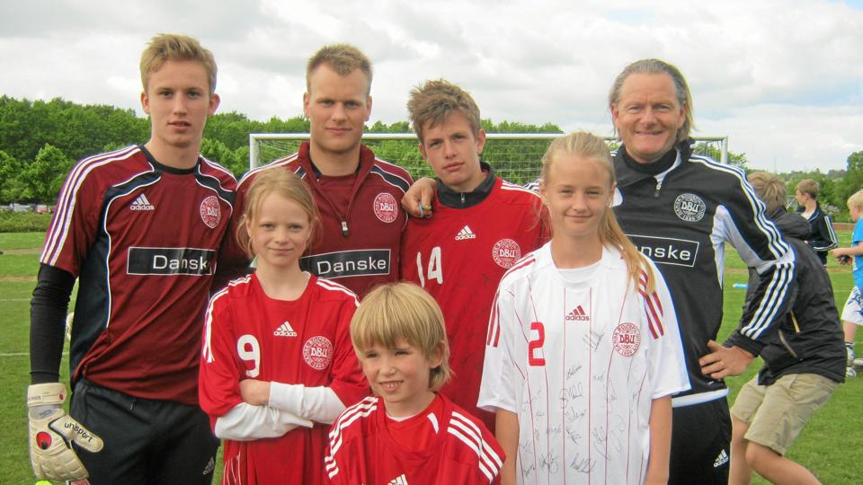 Efter den åbne træning tog de to landsholdsmålmænd Nicolai Larsen fra Aab og Frederik Rønnow fra Horsens i mod i en straffesparkskonkurrence. Den lokale Nikolaj fra U7 holdet i Frem (forrest) vandt foran Rune U14 og Laura U11 og Frida U10 delte tredjepladsen. Privatfoto