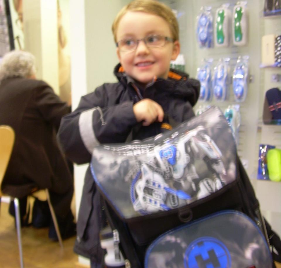 Ulriks Westenholz med skoletasken, som han vandt i LEGO-konkurrencen