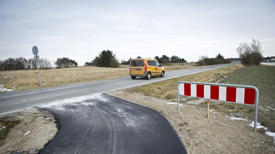 Cykelstien langs Solsbækvej er endt i en parodi. Stien er startet på ”den forkerte side af vejen”, mener beboere, sommerhusejere og turistforeningen, men politikerne vil ikke lytte og fortsætter det kiksede stiprojekt på vestsiden. <i>Peter Broen</i>