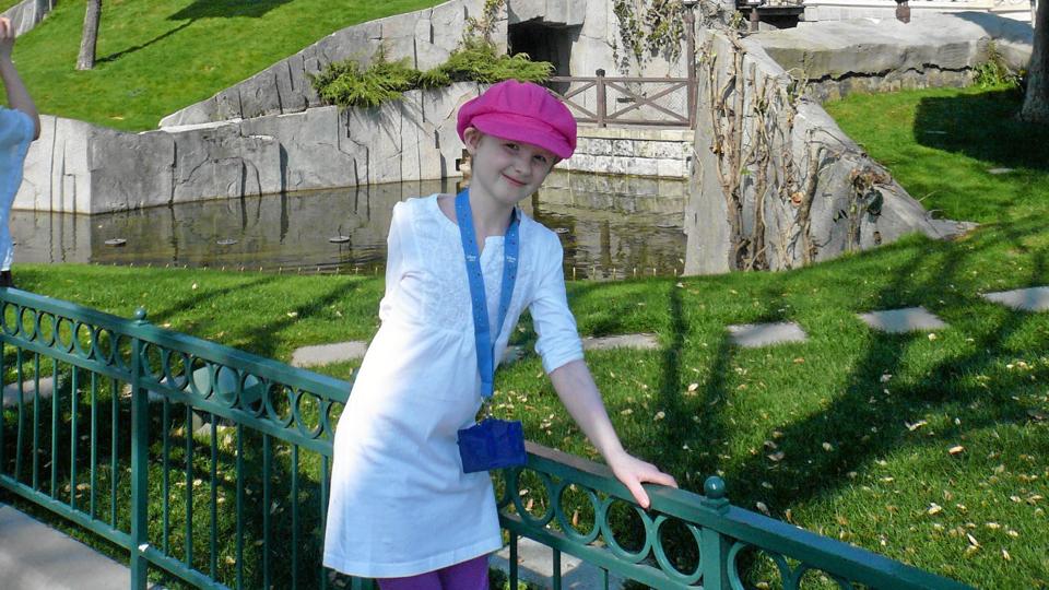 7-årige Elise Bugge fik sit største ønske opfyldt: En tur til Disneyland Paris med mor og far. Privatfoto