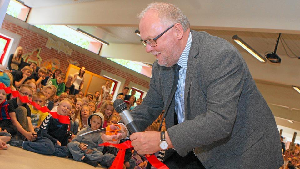 Borgmester Henning G. Jensen førte saksen, da centret blev indviet. Foto: Allan Mortensen <i>Allan Mortensen</i>