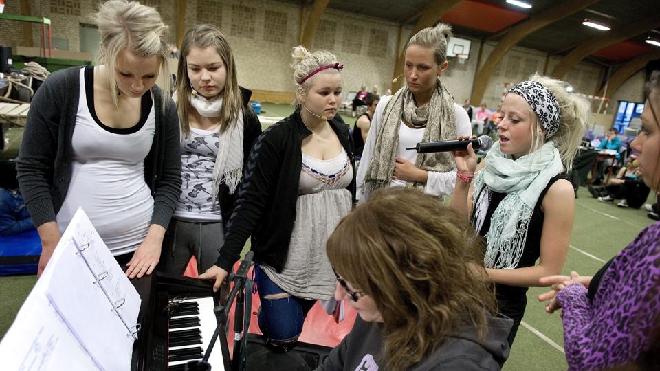 Aabybro Ungdomsskole har bl.a. spring- og fodboldlinier samt internationale sprogklasser. I løbet af skoleåret holdes en musicaluge. Arkivfoto. <i>Lars Pauli</i>