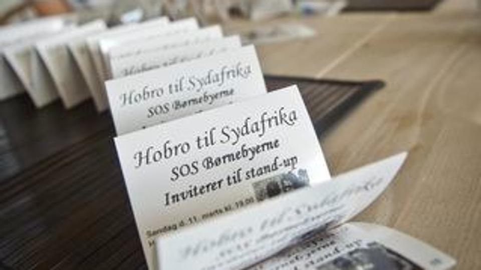 De tre piger har selv stået for arrangementet, der er led i et større indsamlingsprojekt. Foto: Martin Damgård