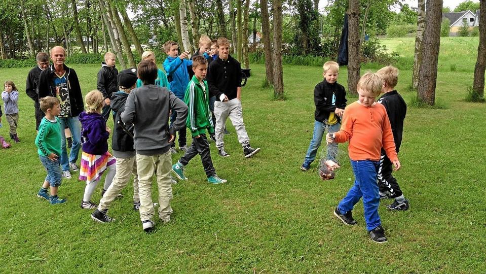 et par af timerne foregik i fri luft, idet lærerne tog store og små med over til søerne bag Tannisbugt Hallen. Privatfoto <i>Privat foto</i>