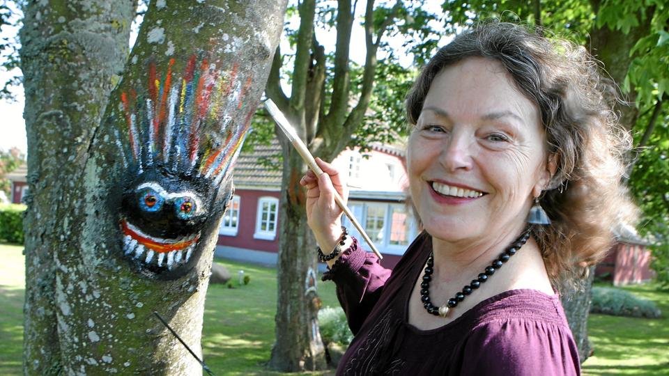 Anna Malou Slot-Carlsen er i færd med at male sine "tusser" op. Vinteren var hård ved de finurlige ansigter. Foto: Allan Mortensen <i>Allan Mortensen</i>