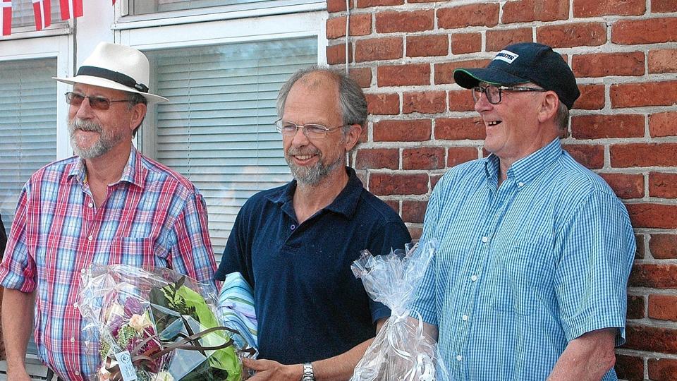 Da man nu var samlet på torvet, kunne man også bruge tiden på at hylde et par af byens flittige frivillige. Fra venstre næstformand i bylauget Jens Sæsar Jensen, Orla Jørgensen og Erik Velling.
Foto: Ejlif Rasmussen <i>Ejlif Rasmussen</i>